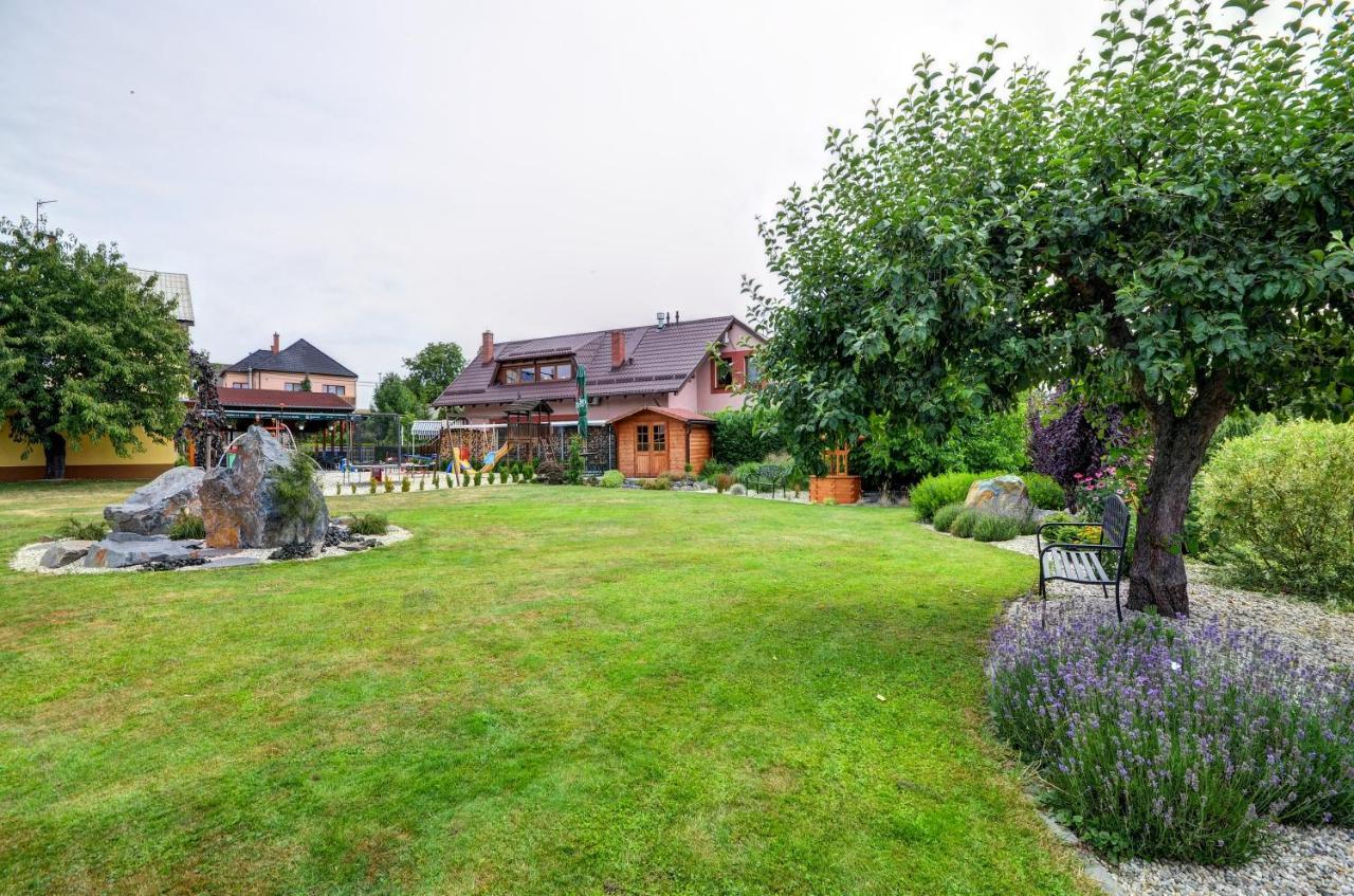 Hotel Hostinec A Penzion U Sv. Mikulase Hať Exterior foto